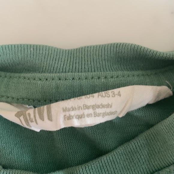 H&M gator shorts & top outfit. Size 2-4. 🐊 - Picture 4 of 5